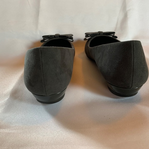 EUC. Coach and Four Black Ballet Flats with Shiny Bow! - Picture 4 of 8